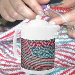 Motif rayé de couleur vive<br><div class="desc">Cette belle théière blanche semble être enveloppée dans une théière au crochet confortable. Ce teapot cosy est en fait l'image photographique d'un motif crochet de couleurs vives et jolies multicolores de rose,  bleu,  vert et violet. C'est de la photographie artisanale originale de JLW_Photography.</div>