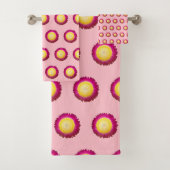 Motif sans couture de fleurs sur ensemble de servi (En situation)