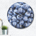 Motif simple Foody Blueberry<br><div class="desc">Cette adorable grande horloge présente un imprimé de fruits charmant avec de délicieux bleuets, créant un design mignon et simple qui ajoute une touche de fantaisie à tout espace. Idéal pour un restaurant, une cuisine ou un bureau de chef, cette horloge permet non seulement de garder le rythme du temps,...</div>