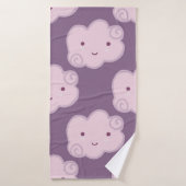 Motif souriant ciel nuageux transparent sur lilac (Serviette de bain)