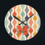 Motif Super rétro<br><div class="desc">Votre monogramme et votre prénom mettent en valeur un motif de cercle rétro et moderne dans une palette de couleurs super, cette horloge murale est amusante pour vous, vos enfants, et dortoirs de l'université ou donner en cadeau. (Vous pouvez supprimer le monogramme et le prénom, laissez simplement la personnalisation vide.)...</div>
