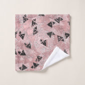 Motif Triangles Rose Doré & Noir qui Rougit (Gant de toilette)