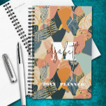 Motif tropical monographique<br><div class="desc">Votre monogramme et prénom en lettrage chic sur un imprimé tropical abstrait en turquoise, corail, rose, bronzé et or est imprimé sur ce planificateur personnalisé. Idéal pour vous-même ou un grand cadeau pour toute occasion.</div>