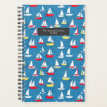 Motif voilier<br><div class="desc">Motif avec illustration de voiliers rouges et jaunes sur arrière - plan bleu. Personnalisez le texte à l'avant.</div>