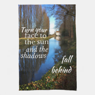 Motivatie citaat: Draai je gezicht naar de zon... Theedoek