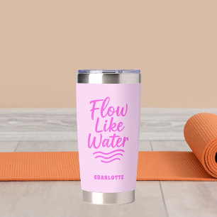 Motivatie quote roze stroom als wateryoga geïsoleerde drinkbeker