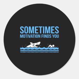 Motivation vindt je grappige zwemmer zwemmer-lak ronde sticker