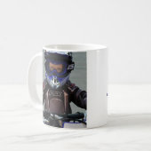 Moto font face à la tasse de café (Devant gauche)