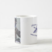 Moto font face à la tasse de café (Centre)