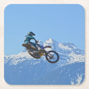 Motocross Rider Flying over Mountain Vierkante Kartonnen Onderzetter
