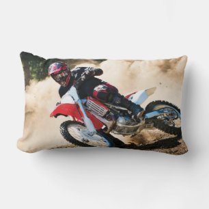 Motocross rijder gooit kussen