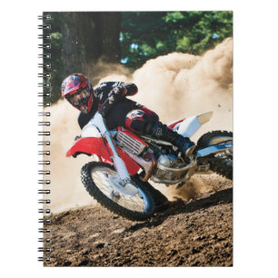 Motocross rijder gooit kussen notitieboek