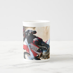 Motocross rijder gooit kussen porselein kop