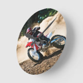 Motocross rijder gooit kussen ronde klok (Hoek)