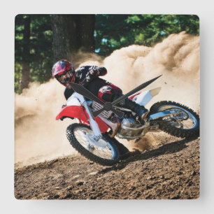 Motocross rijder gooit kussen vierkante klok
