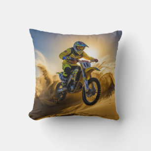 Motocrossrijder rijdt in de duinen kussen