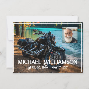 Motorfiets In de buurt van de waterviering van het Kaart