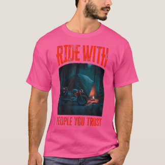 Motorfiets kamperen Ride met mensen die je vertrou T-shirt