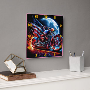 Motorfiets met Amerikaanse vlag tegen volle maan Vierkante Klok