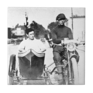  motorfiets met autowrakken en motorfiets met moto tegeltje