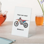 Motorfiets met rode vuilniswagen reclamebord met voetstuk (Insitu)