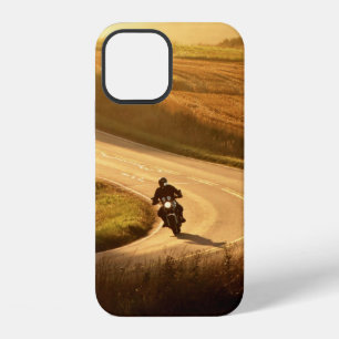 Motorfiets op landweg op een herfstavond. iPhone 12 hoesje