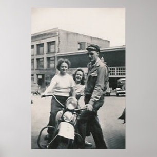 motorrijder en poster voor twee meisjes