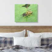 Mouche volante sur une impression sur toile de feu (Insitu(Chambre))