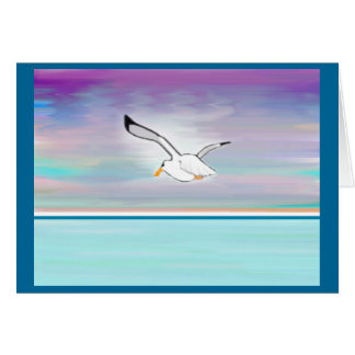 Mouette au-dessus de la mer