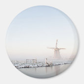 Moulin à vent dans la neige en hiver aimant rond (Devant)