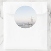 Moulin à vent dans la neige en hiver autocollant r (Sac)