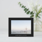 Moulin à vent dans la neige en hiver noir carte po (Debout devant)