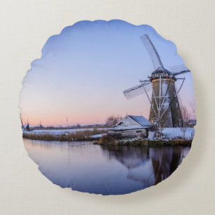 Moulins à vent en hiver pendant un coussin rond de