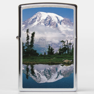 Mount Rainier weerspiegeld in een bergmeer