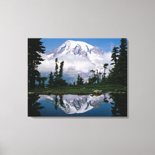 Mount Rainier weerspiegeld in een bergmeertje Canvas Afdruk