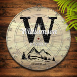 Mountain Home Nom de famille Cible de flechettes p<br><div class="desc">Design amusant avec un pin et chaîne de montagnes,  nom de famille,  monogramme,  et année établie,  sur un arrière - plan à grains de faux bois. Fait le cadeau parfait pour un anniversaire ou un diplôme,  le chauffage au foyer,  le mariage,  ou toute occasion!</div>