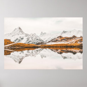 MOUNTAIN MET SNEEUWKOPPELDE ROCKY ONDER CLOUDY SKY POSTER