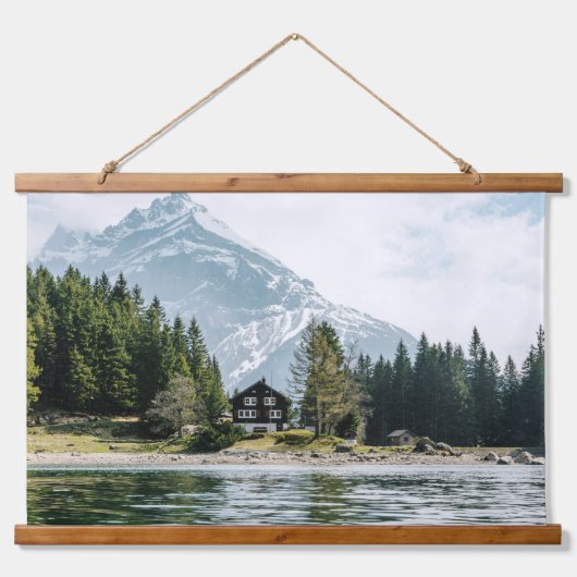 Mountain Retreat – Lakeside Cabin Serenity Hangend Wandkleed (Voorkant)