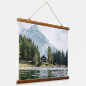 Mountain Retreat – Lakeside Cabin Serenity Hangend Wandkleed (Gebogen)