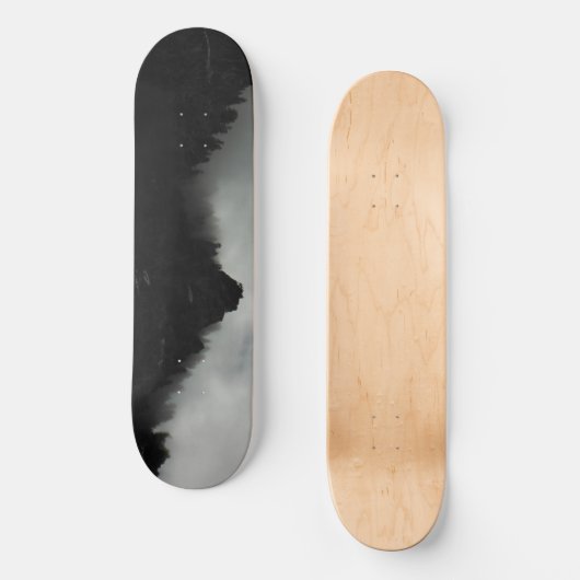 Mountain Skyline in Black en White Skateboard (Voorkant)