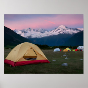 Mountain Tourist Camp met tent op de voorgrond Poster