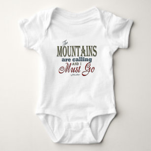 Mountains die Typografie Quote noemen - John Muir Romper