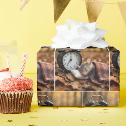 Mouse Sleeping By an Alarm Clock Cadeaupapier (Verjaardagsfeest)