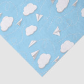 Mousseline avion en papier volant nuages bleus ciel (Détail)