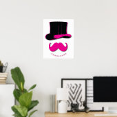 Moustache rose, chapeau haut et affiche perles (Bureau à domicile)