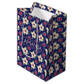 Moyen Bleu de marine avec Fleurs de crème Sac cadeau (Devant Angle)