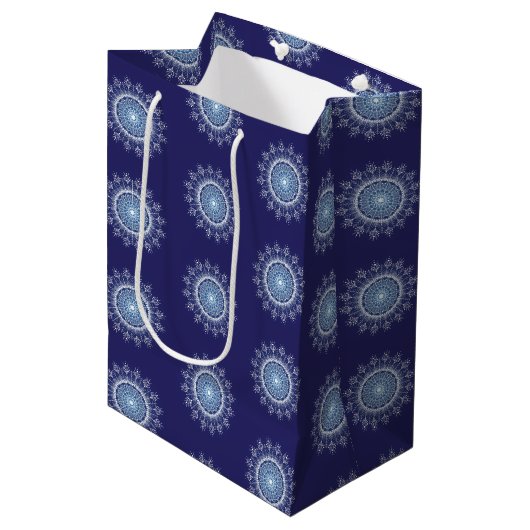 Moyen Blue Elegant Snowflake Mandala Cadeau Sac (Devant Angle)