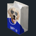 Moyen Golden Retriever 80th Birthday Medium Cadeau sac<br><div class="desc">Golden Retriever chien avec t-shirt bleu et lunettes de soleil d'aviateur pour 80e anniversaire. L'âge d'anniversaire est modifiable. Arrière - plan peut être modifié.</div>