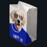 Moyen Golden Retriever 90th Birthday Medium Cadeau sac<br><div class="desc">Golden Retriever chien avec t-shirt bleu et lunettes de soleil d'aviateur pour 90ème anniversaire. L'âge d'anniversaire est modifiable. Arrière - plan peut être modifié.</div>