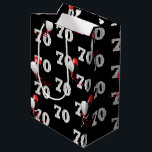 Moyen Happy 70th Birthday Balloons Medium Cadeau Sac<br><div class="desc">70ème anniversaire avec audacieux noir et blanc heureux et numéro 70 texte sur noir avec bouquet de ballon de fête. La couleur arrière - plan noire peut être changée.</div>